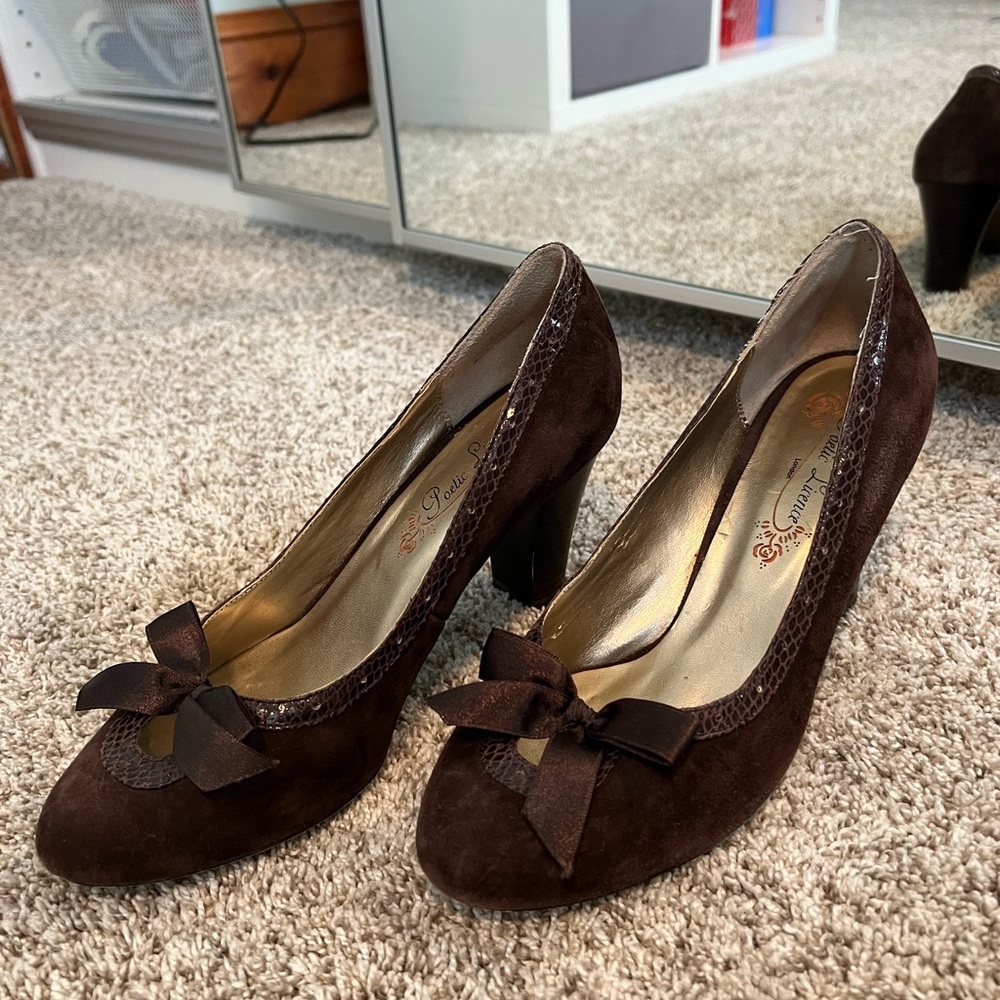 Poetic license brown suede heels with cute bow size 9